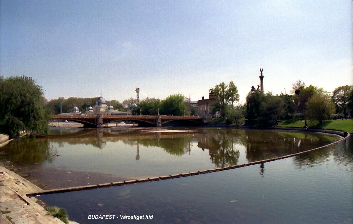 Fiche média no. 87576 Budapest - Pont de Városlige t (le «Bois de Ville»), dans le prolongement de la «Place des Héros» (Hõsök tere) l?avenue Kós Károly franchit l'étang Városligeti tó sur ce pont