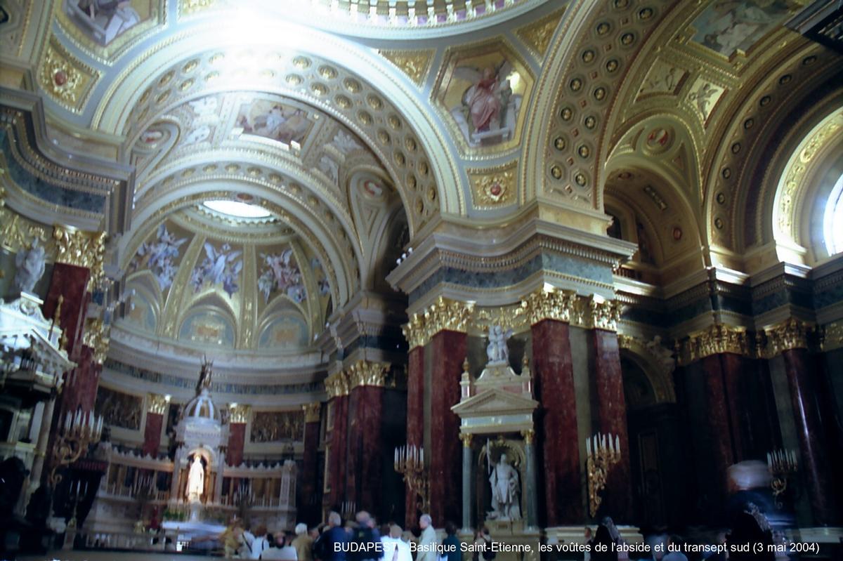 Fiche média no. 42736 BUDAPEST –Basilique Saint-Etienne (XIXe siècle), la grande coupole, qui culmine à 96m de hauteur, a été reconstruite de 1873 à 1905, à la suite d'un effondrement survenu en 1868
