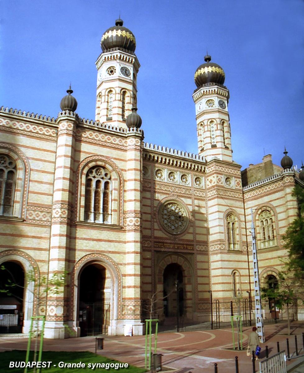 BUDAPEST-La « Grande Synagogue » (la plus grande d'Europe), façade sur la rue Dohány 