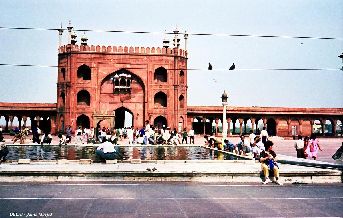 OLD-DELHI – Jama Masjid, le bassin des ablutions et la porte principale 