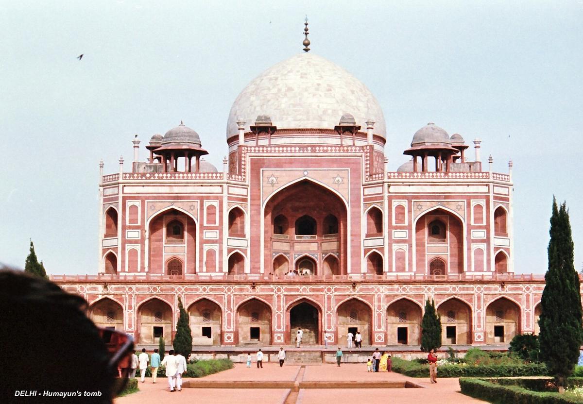 NEW DELHI – Humayun's tomb, tombeau moghol du XVIe siècle en grés rouge et marbre 