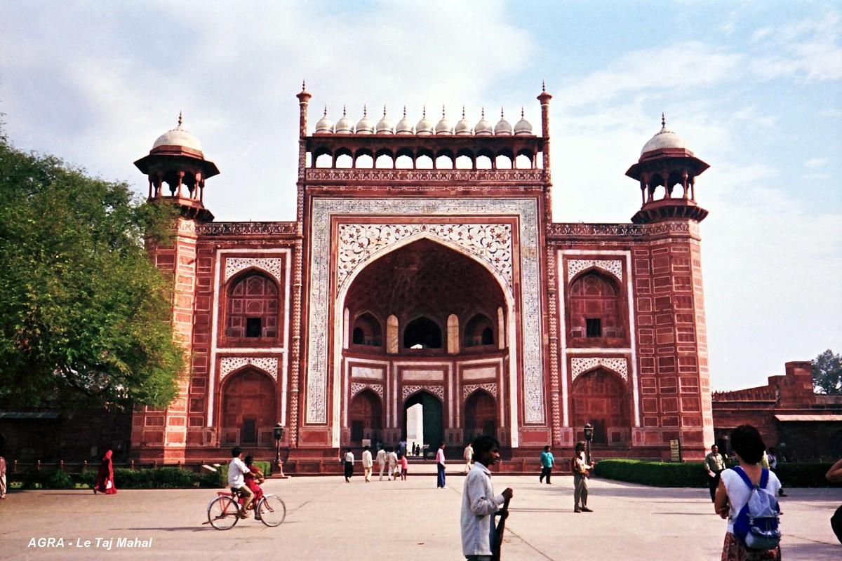 AGRA (Uttar Pradesh) – Le Taj Mahal, porte principale du mausolée (grés rouge et marbre blanc) 