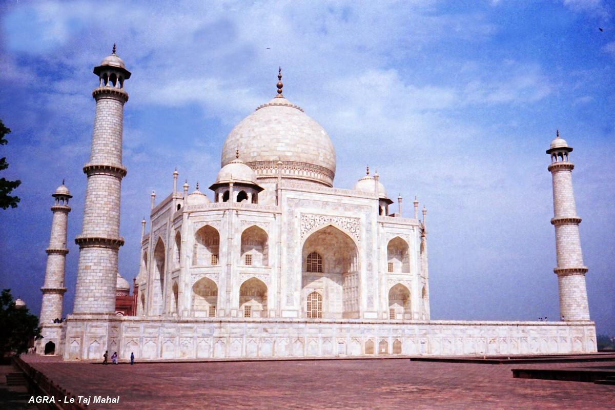 AGRA (Uttar Pradesh) – Le Taj Mahal, le mausolée en marbre blanc, encadré par les 4 minarets de 42m à 3 sections (tradition musulmane) 