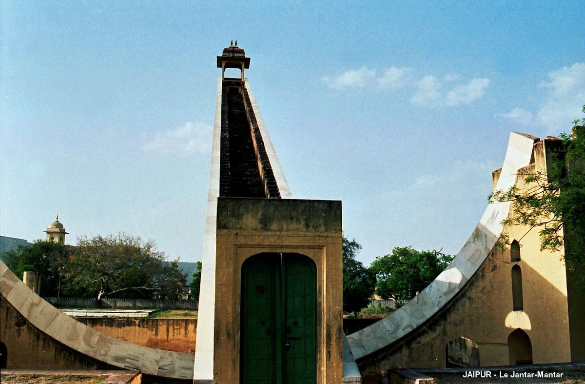 Fiche média no. 55324 JAIPUR (Rajasthan) – Le « Jantar-Mantar », le grand cadran solaire équatorial, l'ombre du gnomon, haut de 27m, est portée sur deux demi-cadrans de 15m de rayon, gradués en heures, minutes et secondes, la précision de cet instrument, unique au monde, est de 2 secondes