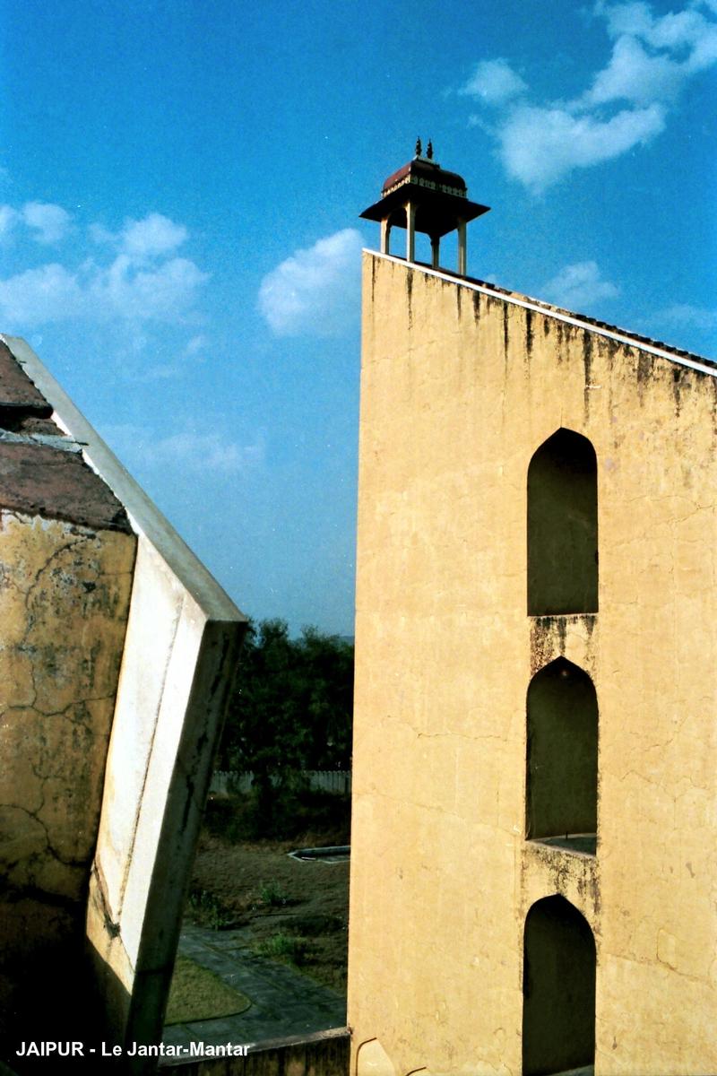 Fiche média no. 55325 JAIPUR (Rajasthan) – Le « Jantar-Mantar », au sommet du gnomon du grand cadran solaire équatorial: le belvédère d'observations météorologiques