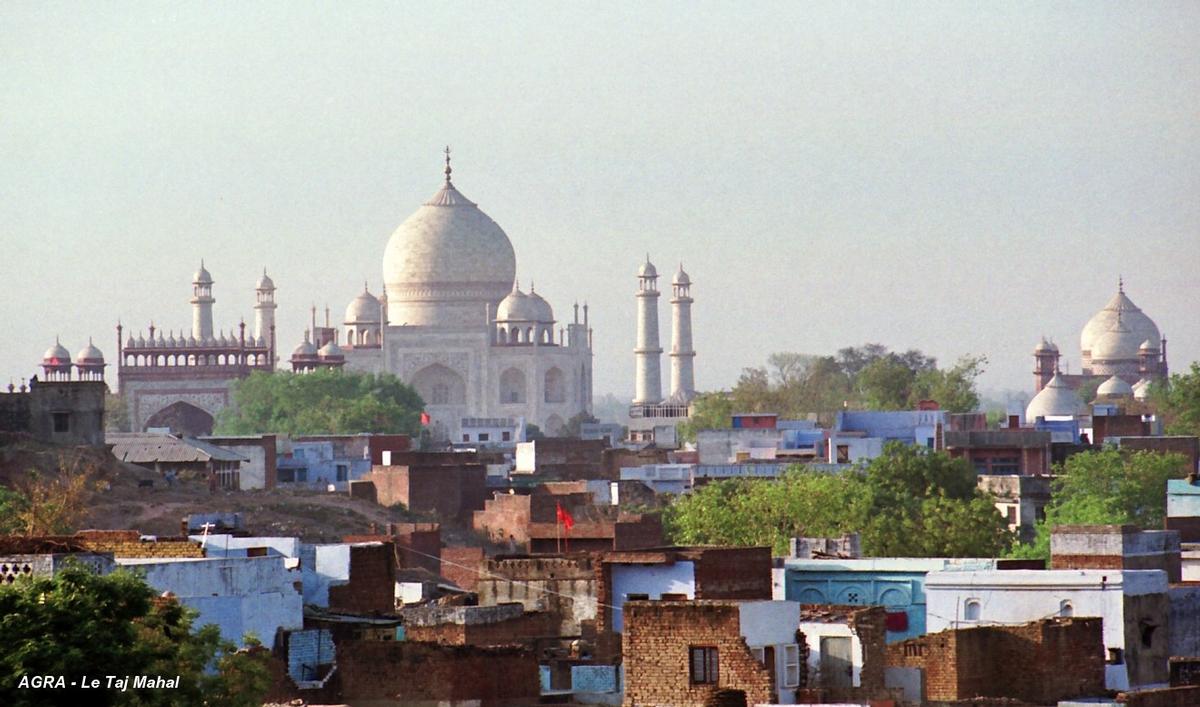 AGRA (Uttar Pradesh) – Le Taj Mahal, au soleil couchant, vue d'ensemble 