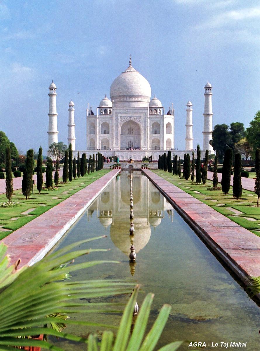 AGRA (Uttar Pradesh) – Le Taj Mahal, plan d'eau et mausolée 