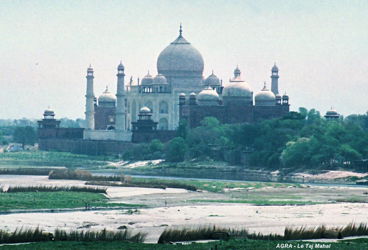 AGRA (Uttar Pradesh) – Le Taj Mahal, vue du nord-ouest (depuis le Fort-Rouge), sur la rive droite de Yamuna river 