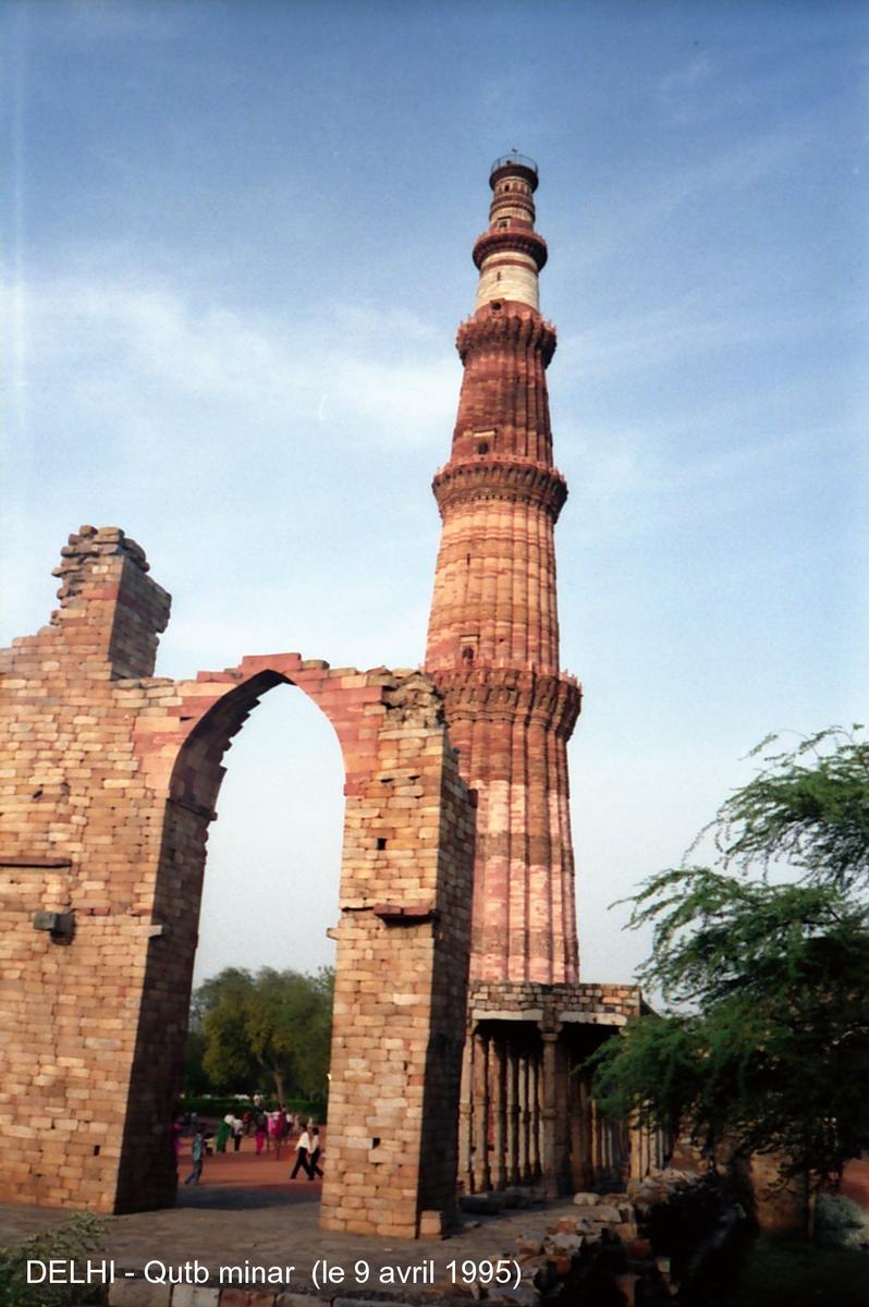 DELHI - Le minaret «Qutb minar» 