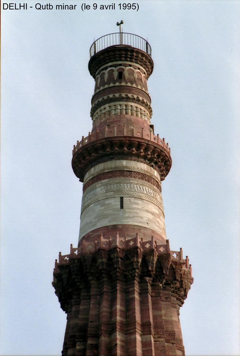 DELHI - Qutb minar, les deux étages supérieurs, en marbre et grés 