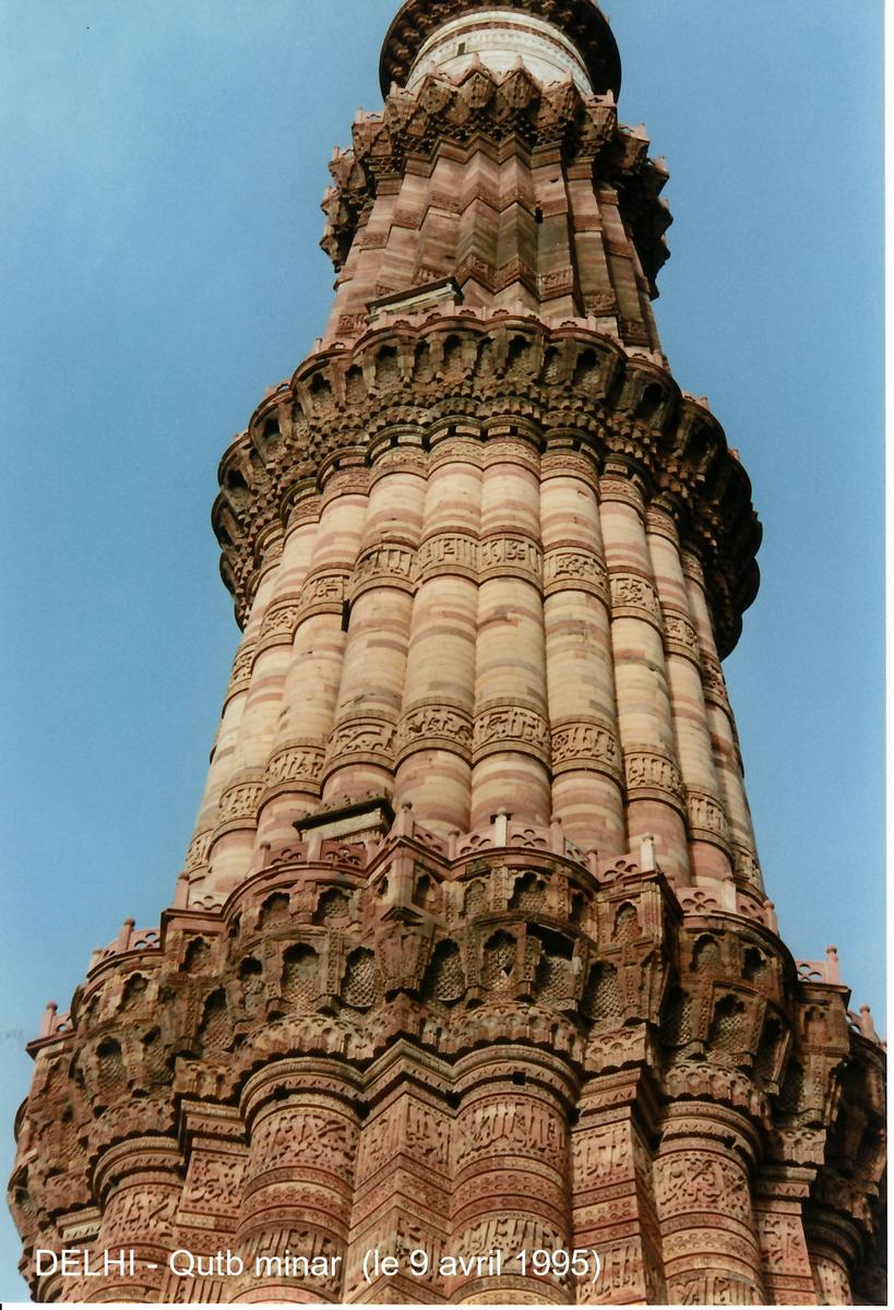 DELHI - Qutb minar, les trois étages inférieurs en grés rouge 