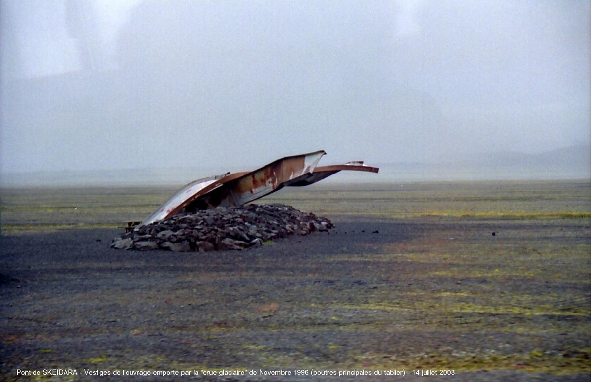 Fiche média no. 46019 SKEIDARARSANDUR (désert de sable entre le glacier Vatnajökull et le mer, région sud) – Pont de la rivière Skeidara, emporté (avec 10 km de la route n° 1) par la «crue glaciaire» du Vatnajökull, en novembre 1996 (la plus importante du siècle), il a été reconstruit sensiblement à l'identique: voie unique, poutres métalliques en I supportant le tablier