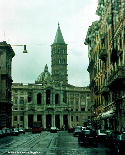 ROME – Basilique Sainte-Marie-Majeure, façade principale (XVIIIe) et campanile du XIVe, vus de la Via Carlo Alberto 