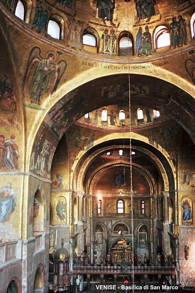 VENISE – Basilique Saint-Marc, les arcs et les coupoles de la nef principale 