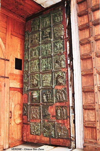 VERONE (Vénétie) – Eglise Saint-Zenon, porte recouverte de bronze du porche (11e-12e) 