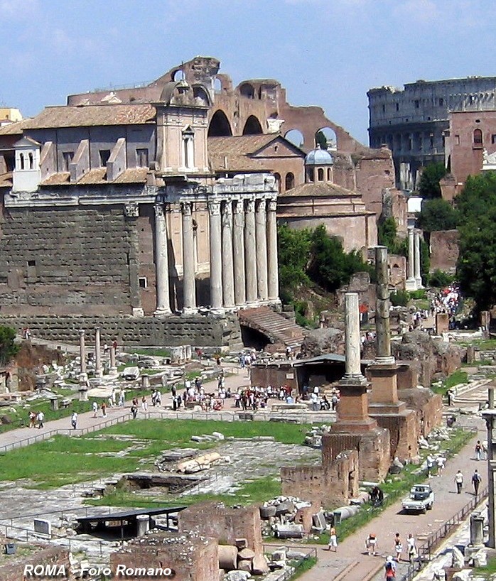 ROME – Forum Romain, les colonnes du Temple d'Antonin et Faustine et le bâtiment circulaire du Temple de Romulus 