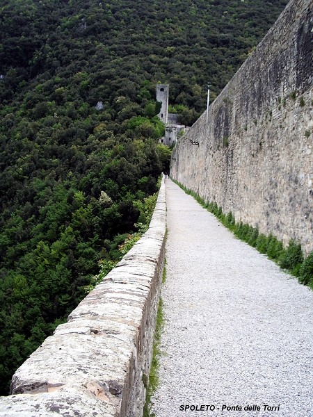 SPOLETE (Ombrie, Pérouse) – PONTE delle TORRI, pont-aqueduc du 14e siècle, la voie piétonne (chemin de Monteluco) 