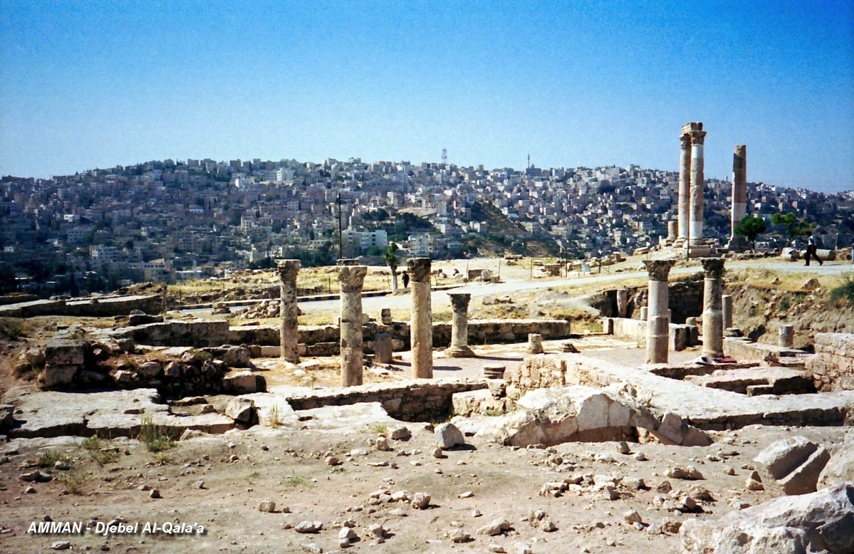 Fiche média no. 108765 AMMAN – Le Djebel Al-Qala'a (colline du château), sur cette ancienne acropole romaine on trouve des vestiges romains, byzantins et islamiques. Le Temple d'Hercule est attribué à l'empereur Marc Aurèle (161-180)