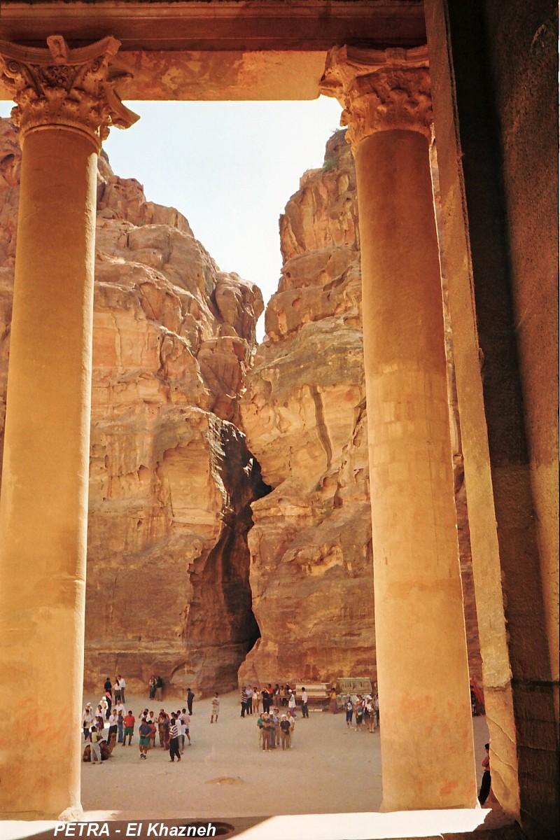 PETRA – El Khazneh (Le Trésor), entre les colonnes du porche, vue sur le défilé du Siq 
