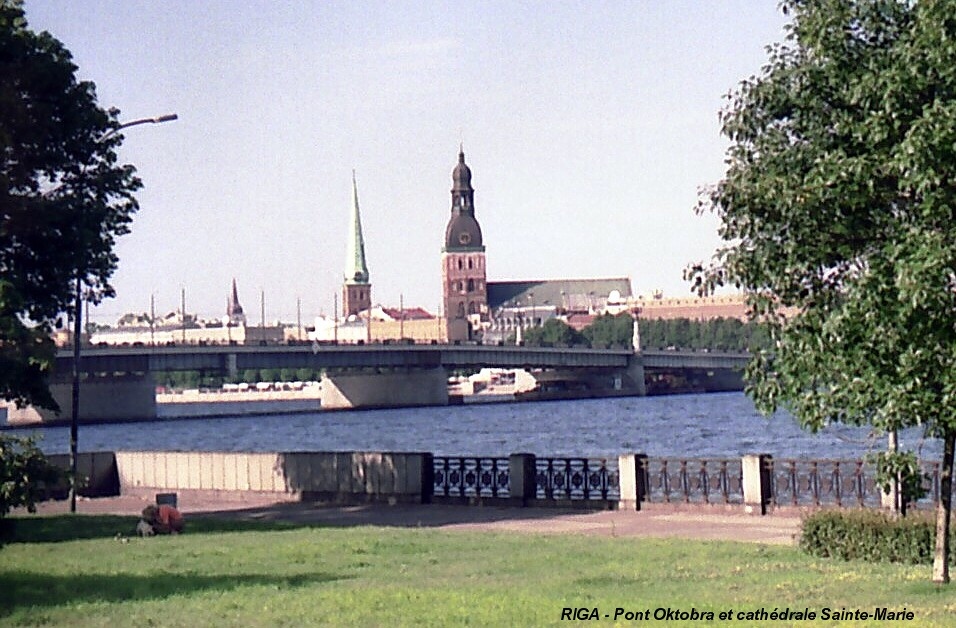 RIGA – Le pont «Oktobra» sur la Daugava et, la Cathédrale Sainte-Marie en arrière-plan 
