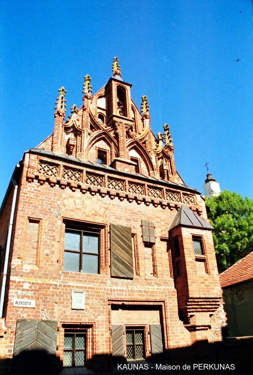 Fiche média no. 50316 KAUNAS – « Maison de Perkunas », cet ancien bureau de la Hanse construit au 15e siècle en briques rouges, est représentatif du gothique tardif de Lituanie