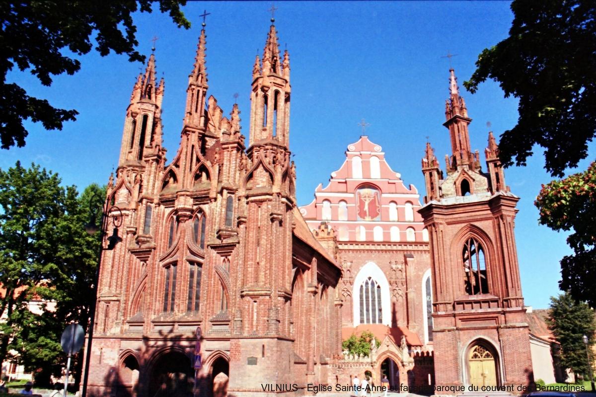 Fiche média no. 50197 VILNIUS – Eglise Sainte-Anne, construite sur des rondins d'aulne au XVIIe. 33 variétés de briques rouges entrent dans la composition de ce chef-d'ooeuvre de l'art gothique lituanien