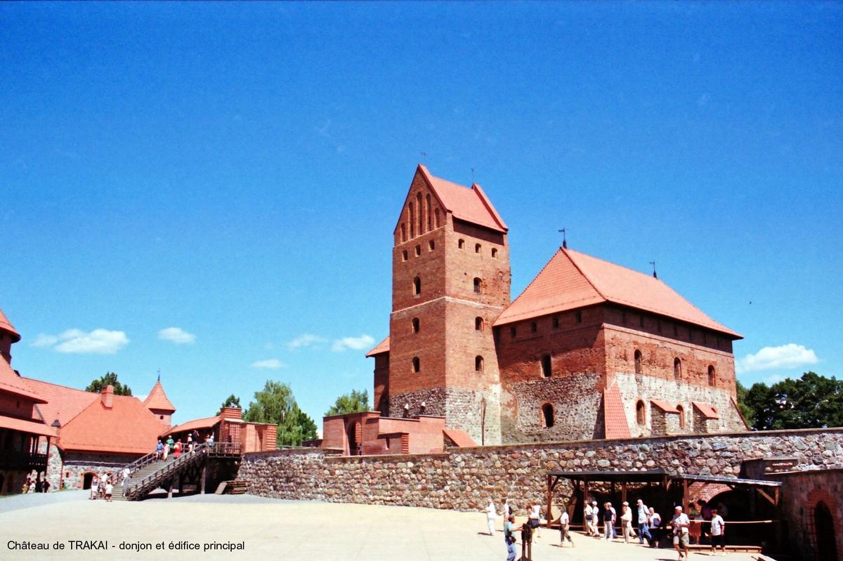 Château de TRAKAI – Construit, principalement au XVe, sur une île du lac de Galve (ouest de Vilnius) 