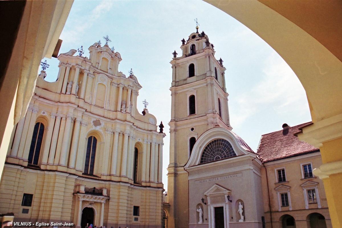 Fiche média no. 110223 VILNIUS – L'Université (fondée au XVIe siècle), beffroi et façade principale de l'église Saint-Jean (Šv.Jono). D'abord édifiée dans le style gothique au 14e siècle, l'église Saint-Jean a été reconstruite au XVIIIe dans le style baroque lituanien