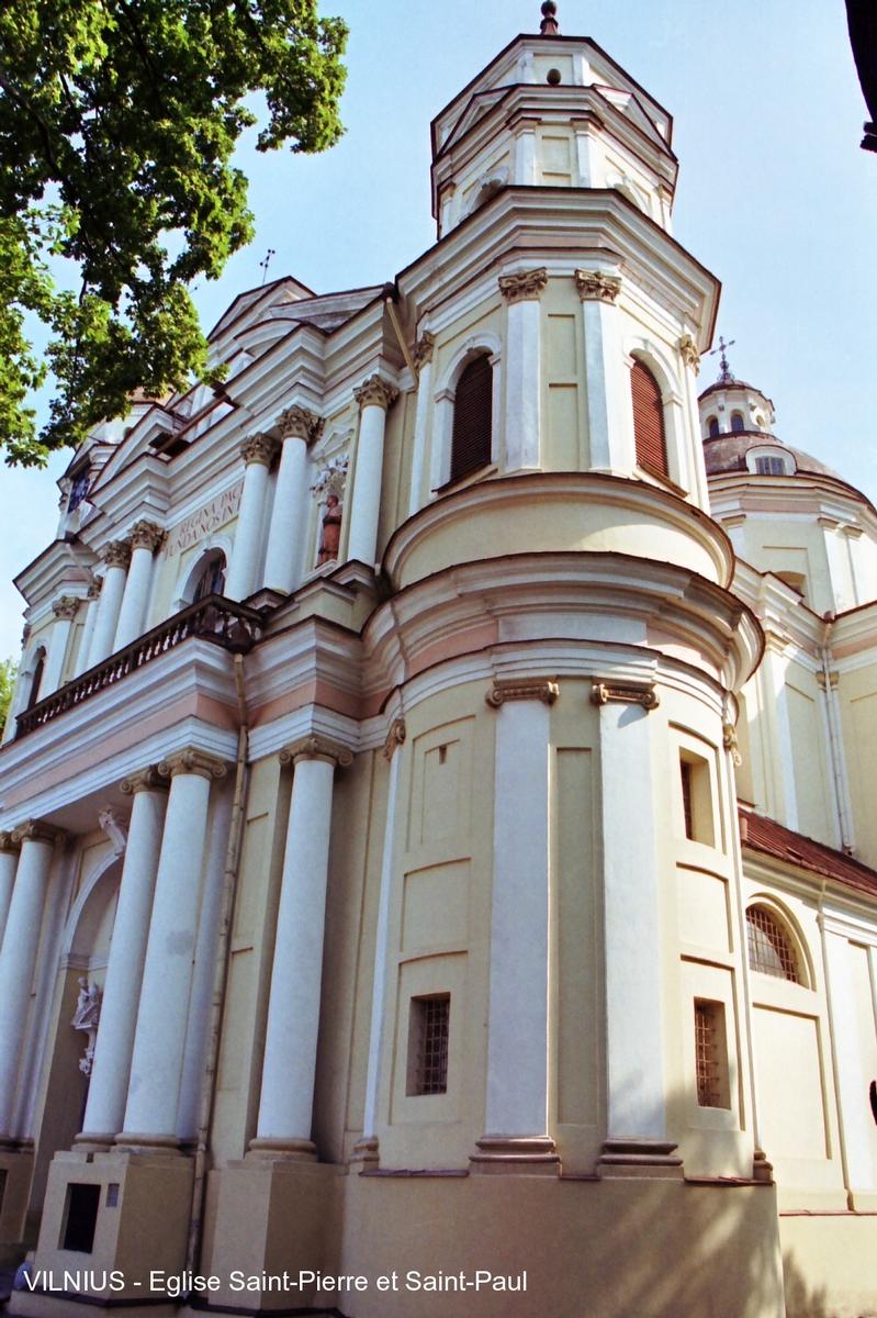 Fiche média no. 50198 VILNIUS – Eglise Saint-Pierre et Saint-Paul, construite au XVIIe, c'est le plus bel édifice baroque de la ville, 2000 personnages en stuc décorent l'intérieur