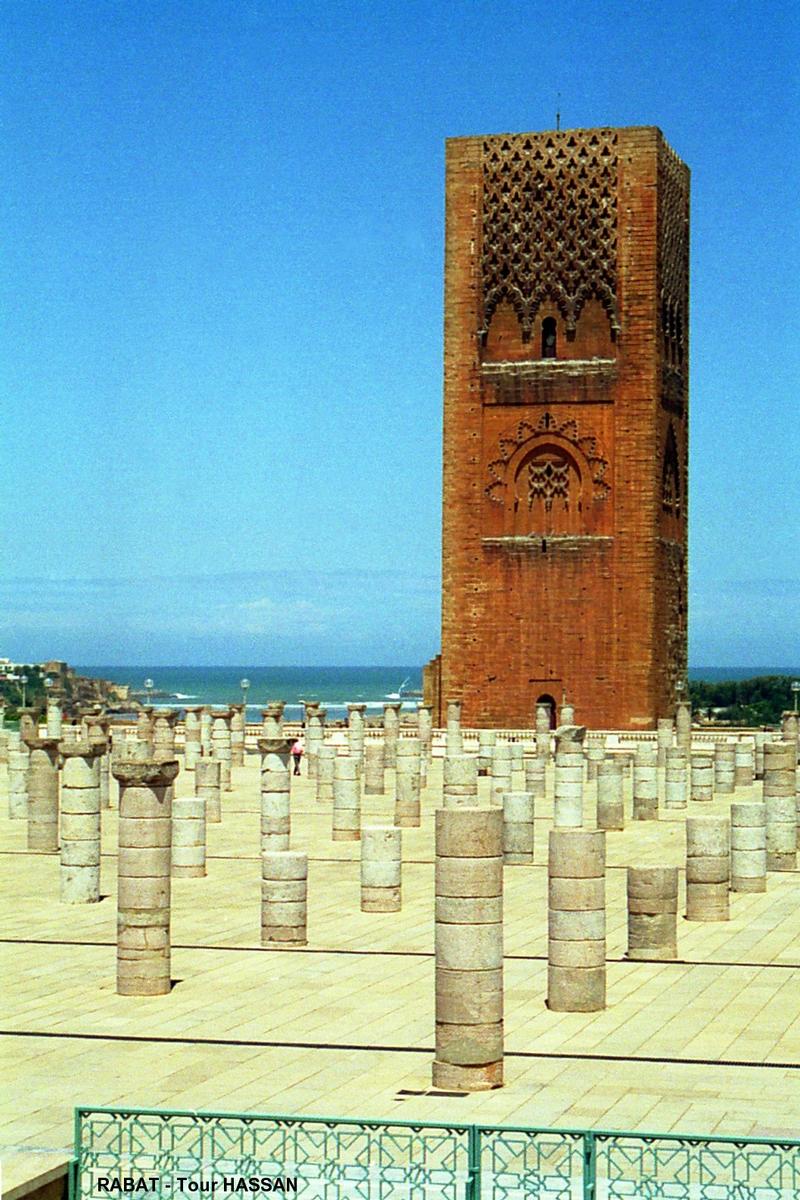 Fiche média no. 54126 RABAT – Mosquée HASSAN, le minaret inachevé, rebaptisé Tour Hassan, offre un point de vue panoramique sur Rabat et sur Salé, qui lui fait face sur l'autre rive du Bou Regreg