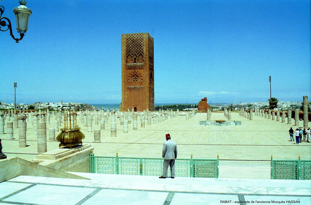 Fiche média no. 54125 RABAT – Mosquée HASSAN, une moderne restauration de cette esplanade donne un aperçu de la mosquée, la plus grande de l'Occident. Sa construction, entreprise en 1196 par le souverain Almohade Yacoub El Mansour, est restée inachevée. Détruite par le pillage et par un tremblement de terre en 1775, seul le Minaret est resté debout, mais inachevé également. Sur un espace de 2,5 ha, elle comportait 400 colonnes sur 19 nefs