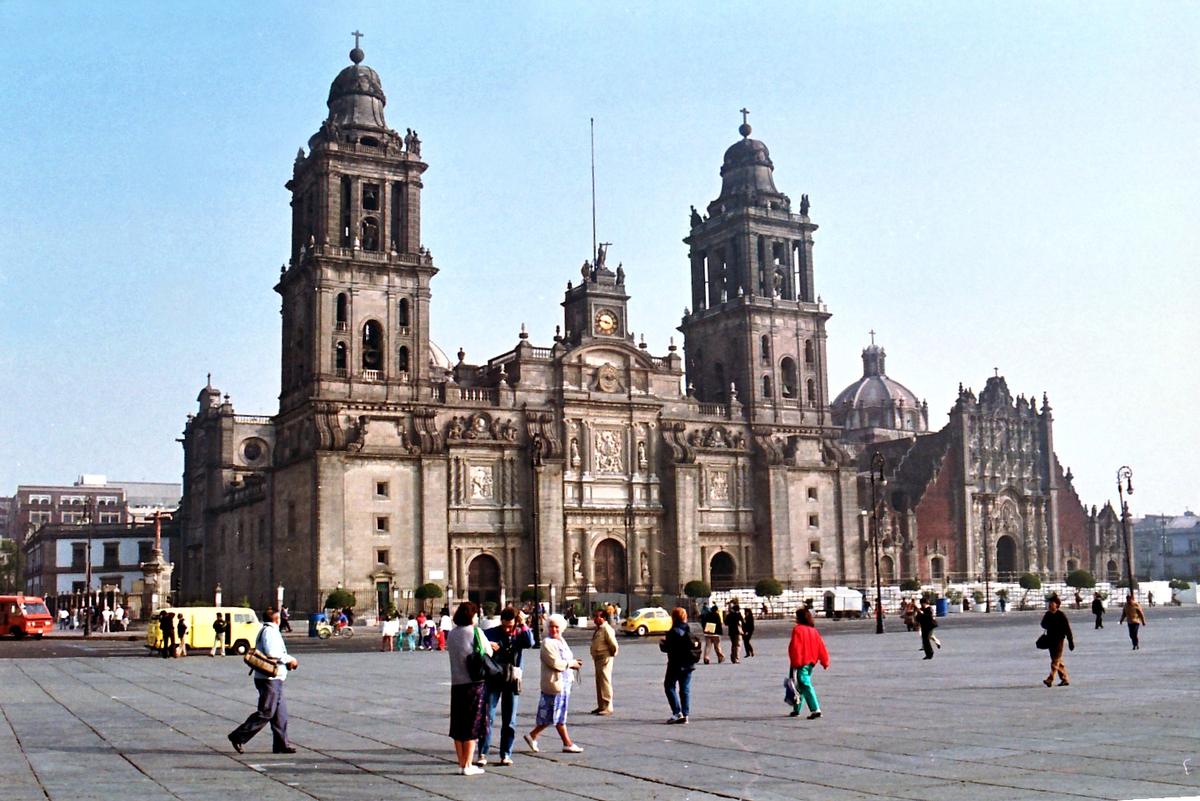 Mexico - Cathédrale Métropolitaine (Catedral Metropolitana) sur la Place de la Constitution (Zocalo) Mexico - Cathédrale Métropolitaine (Catedral Metropolitana) sur la Place de la Constitution (Zocalo)