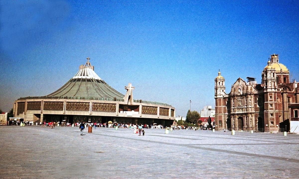 MEXICO - L'esplanade de N-D de Guadalupe avec la nouvelle et l'ancienne basilique MEXICO - L'esplanade de N-D de Guadalupe avec la nouvelle et l'ancienne basilique