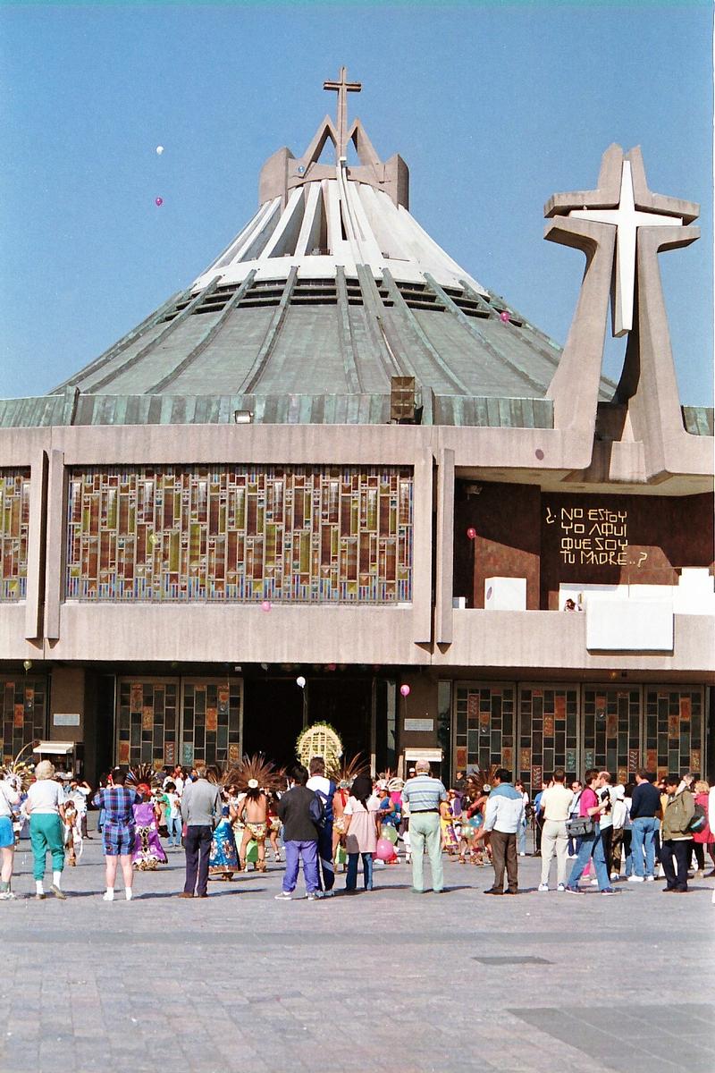 MEXICO - Basilique N-D de Guadalupe, la toiture recouverte de cuivre s'élève à 35m de hauteur MEXICO - Basilique N-D de Guadalupe , la toiture recouverte de cuivre s'élève à 35m de hauteur