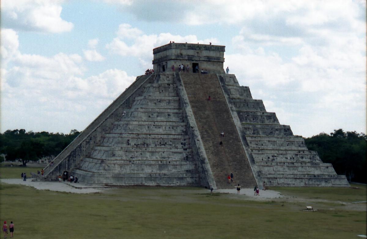 Pyramide de KUKULKAN L'édifice est dédié au culte de Kukulkan, c'est le nom Maya de «Quétzalcoatl»,le «serpent recouvert de plumes de quetzal», et principale divinité des Aztèques et de leurs ancètres les Toltèques