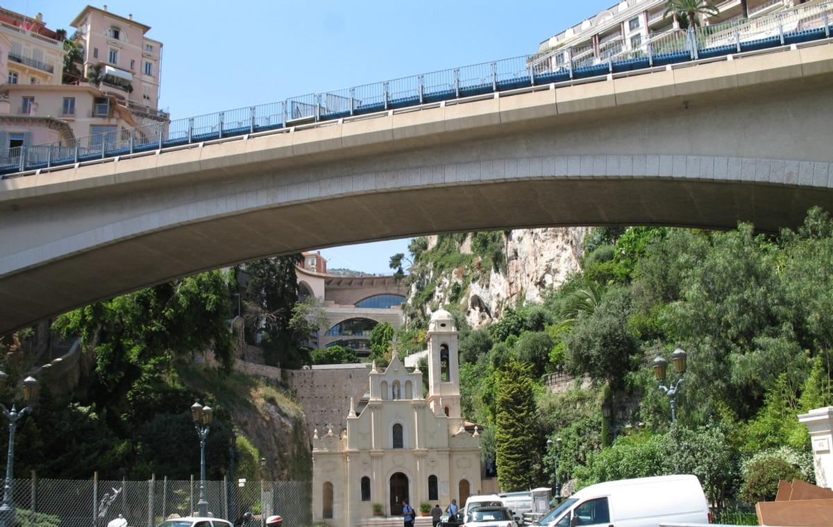 Fiche média no. 150817 Monaco, La Condamine - Pont de Sainte-Dévôte , en arrière-plan, au fond du vallon: «façade» de la gare ferroviaire souterraine