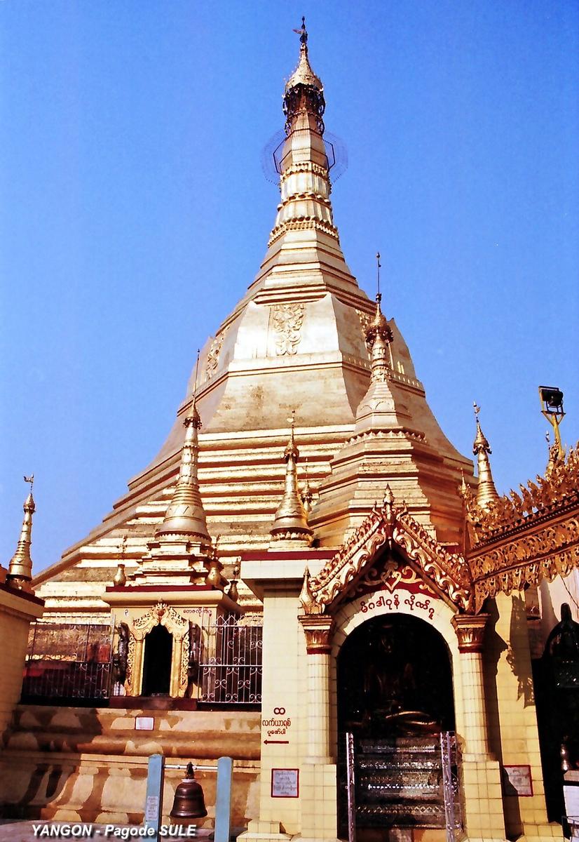 Fiche média no. 110932 YANGON – Pagode SULE, le grand stupa (hauteur 48m) se différencie par sa forme octogonale, 8 faces évoquant les 8 jours de la semaine birmane (le mercredi est divisé en 2)