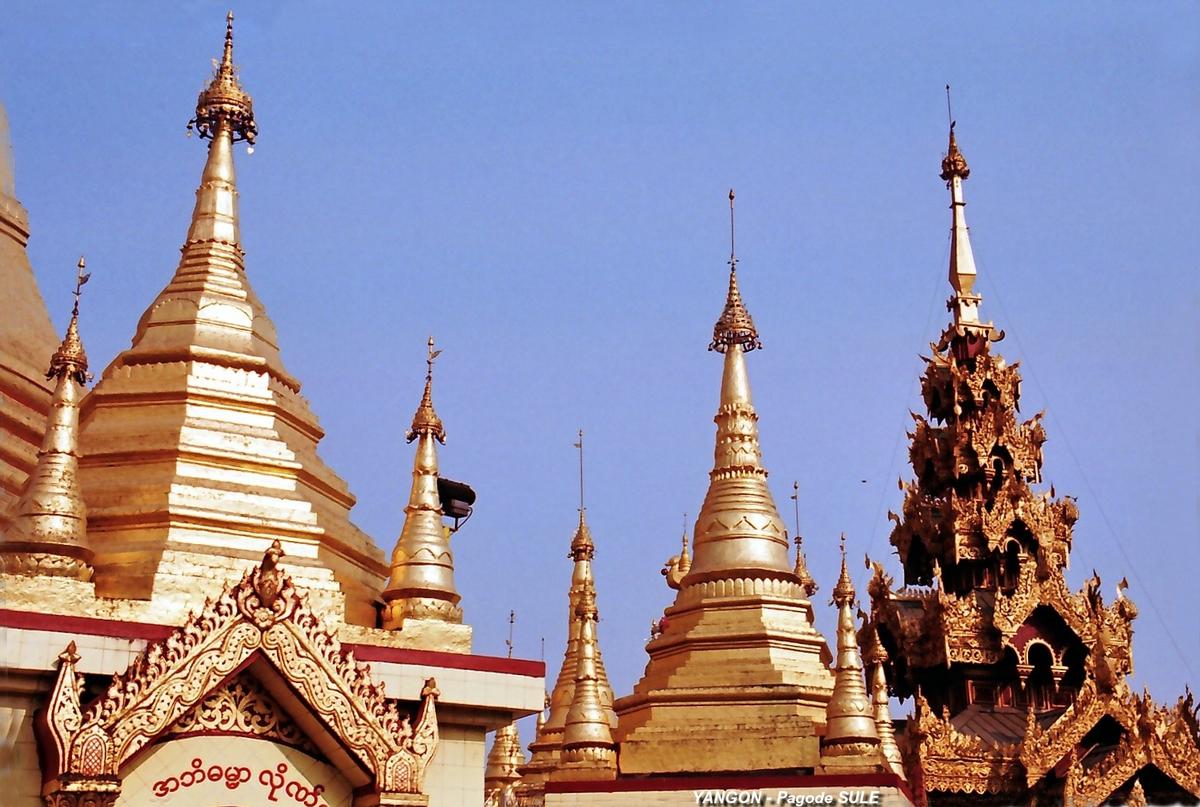 Fiche média no. 110930 YANGON – Pagode SULE, cette pagode qui marque le centre de la ville est le point de référence des distances à partir de la capitale. Les origines de ce sanctuaire remonteraient au IIIe siècle avant l'ère chrétienne