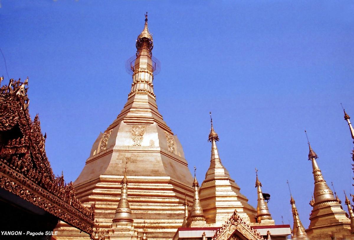 Fiche média no. 110931 YANGON – Pagode SULE, cette pagode qui marque le centre de la ville est le point de référence des distances à partir de la capitale. Les origines de ce sanctuaire remonteraient au IIIe siècle avant l'ère chrétienne