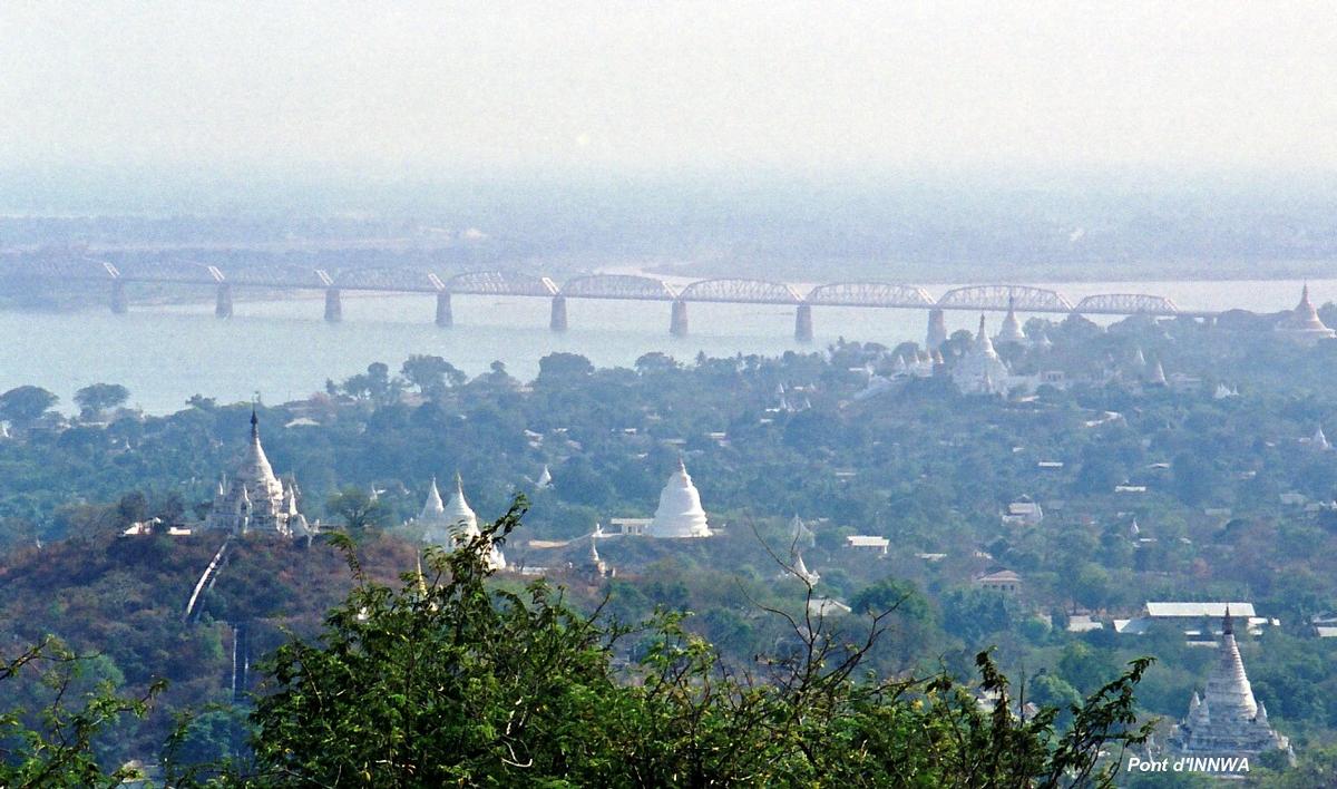 Fiche média no. 69614 MANDALAY – Pont d'INNWA (ancien AVA), sur l'Ayeyarwady (ex Irrawaddy), construit en 1934 par les Britanniques, partiellement détruit par un bombardement en 1942. Rétabli en 1954, ce pont mixte (routier et ferroviaire) fut jusqu'à une époque récente le seul ouvrage sur les 2170 km du fleuve