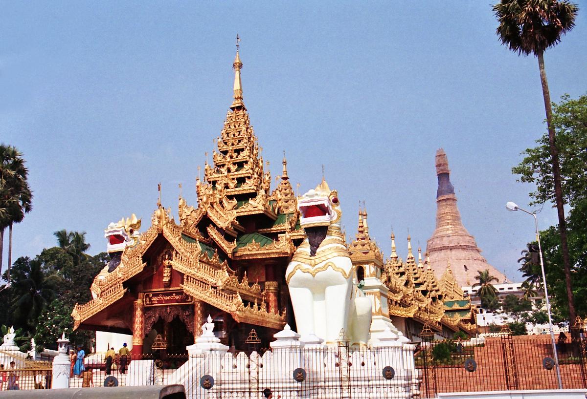 Fiche média no. 53501 YANGON, pagode SHWEDAGON – Quatre escaliers couverts (aux quatre points cardinaux) donnent accés à la plateforme du sanctuaire, ici l'escalier sud