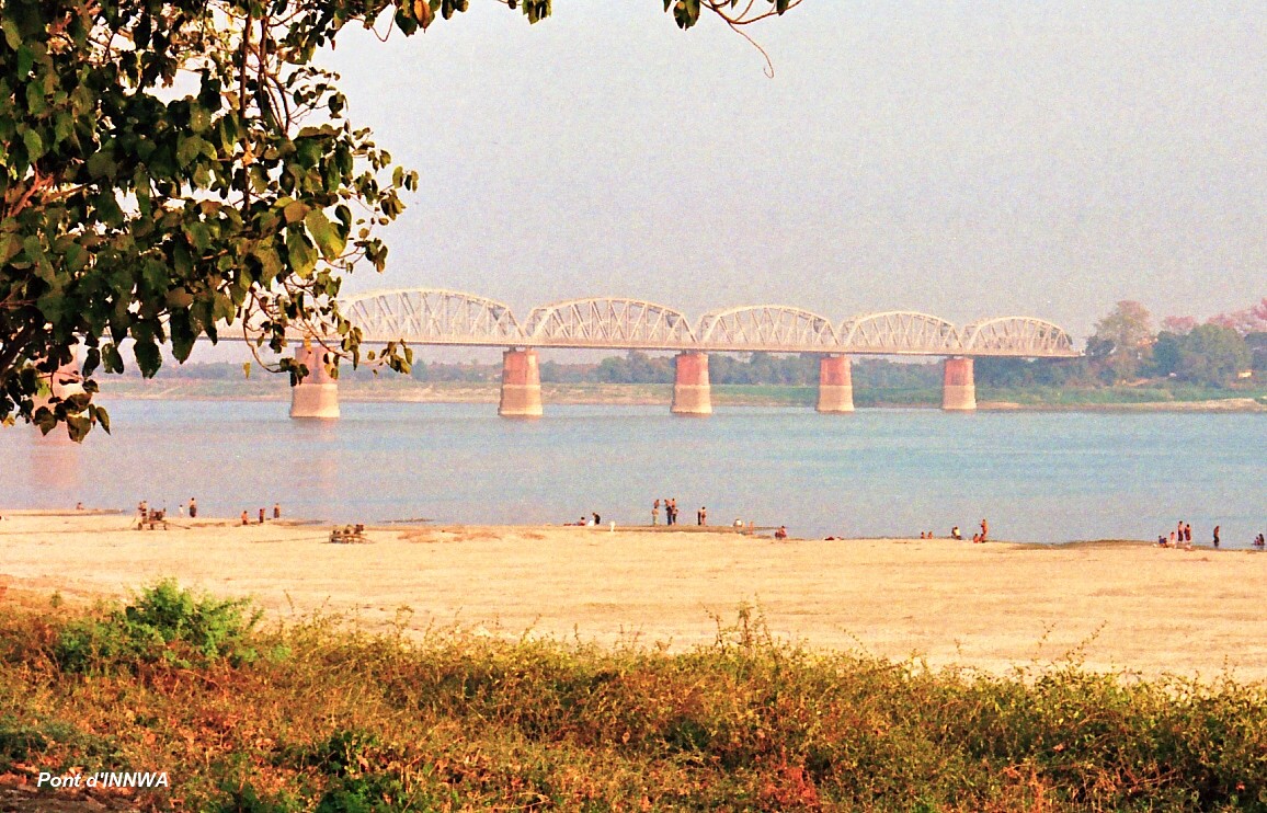 Fiche média no. 69615 MANDALAY – Pont d'INNWA (ancien AVA), sur l'Ayeyarwady (ex Irrawaddy), construit en 1934 par les Britanniques, partiellement détruit par un bombardement en 1942. Rétabli en 1954, ce pont mixte (routier et ferroviaire) fut jusqu'à une époque récente le seul ouvrage sur les 2170 km du fleuve