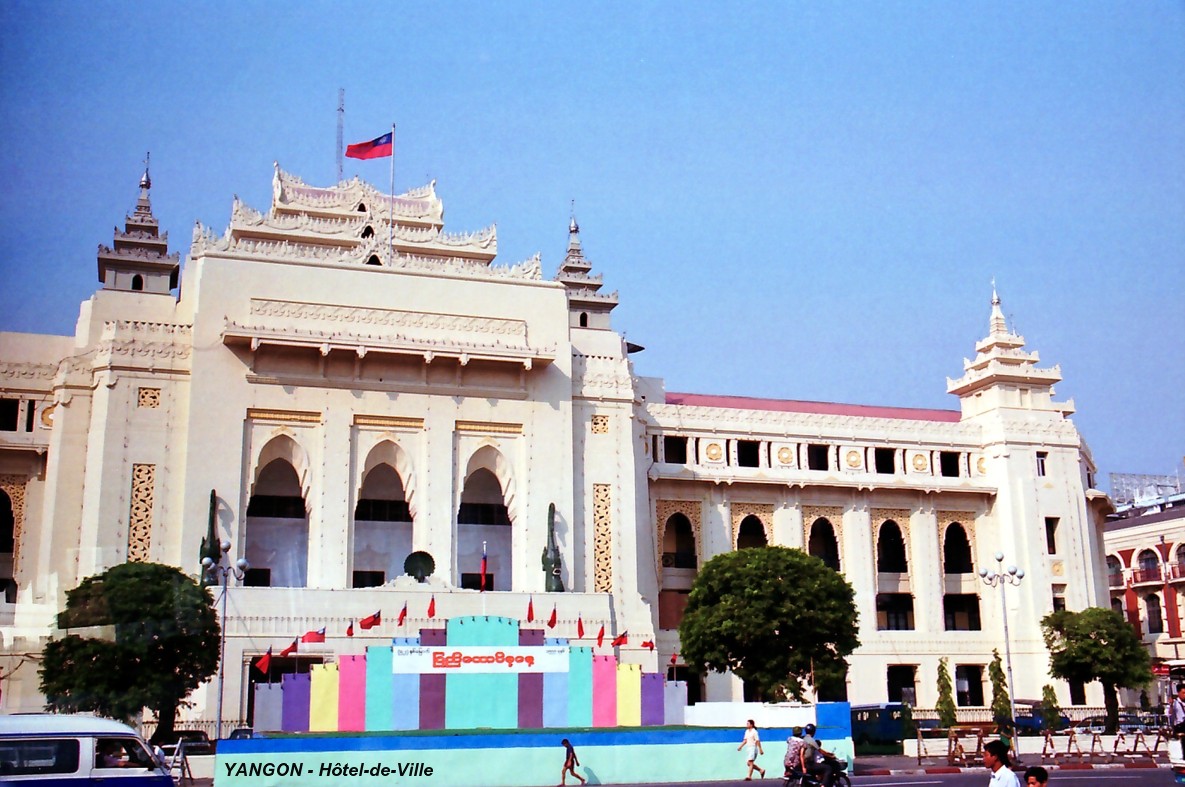 YANGON - Façade de l'Hôtel-de-Ville sur Maha Bandoola Street 