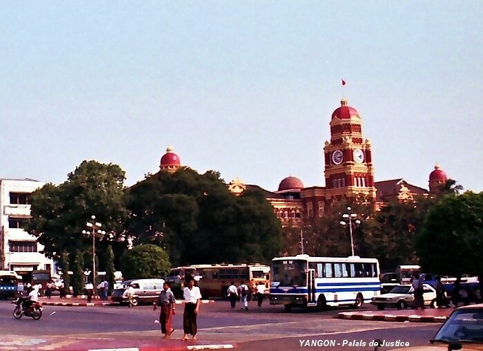 YANGON - Le Palais de style victorien de la Haute Cour de Justice, façade sur Maha Bandoola Park 