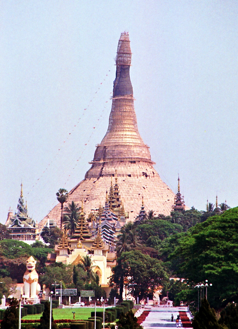 Fiche média no. 53500 YANGON, pagode SHWEDAGON – Le grand stupa (ou zedi) se dresse au milieu d'une plateforme de 5,6 ha, sur laquelle une centaine d'autres édifices entourent le zedi principal. Construit par un empilement de briques, il ne résiste pas aux séismes. Ses caractéristiques actuelles sont de la fin du XVIIIe. Le socle de forme octogonale a une circonférence de 433m