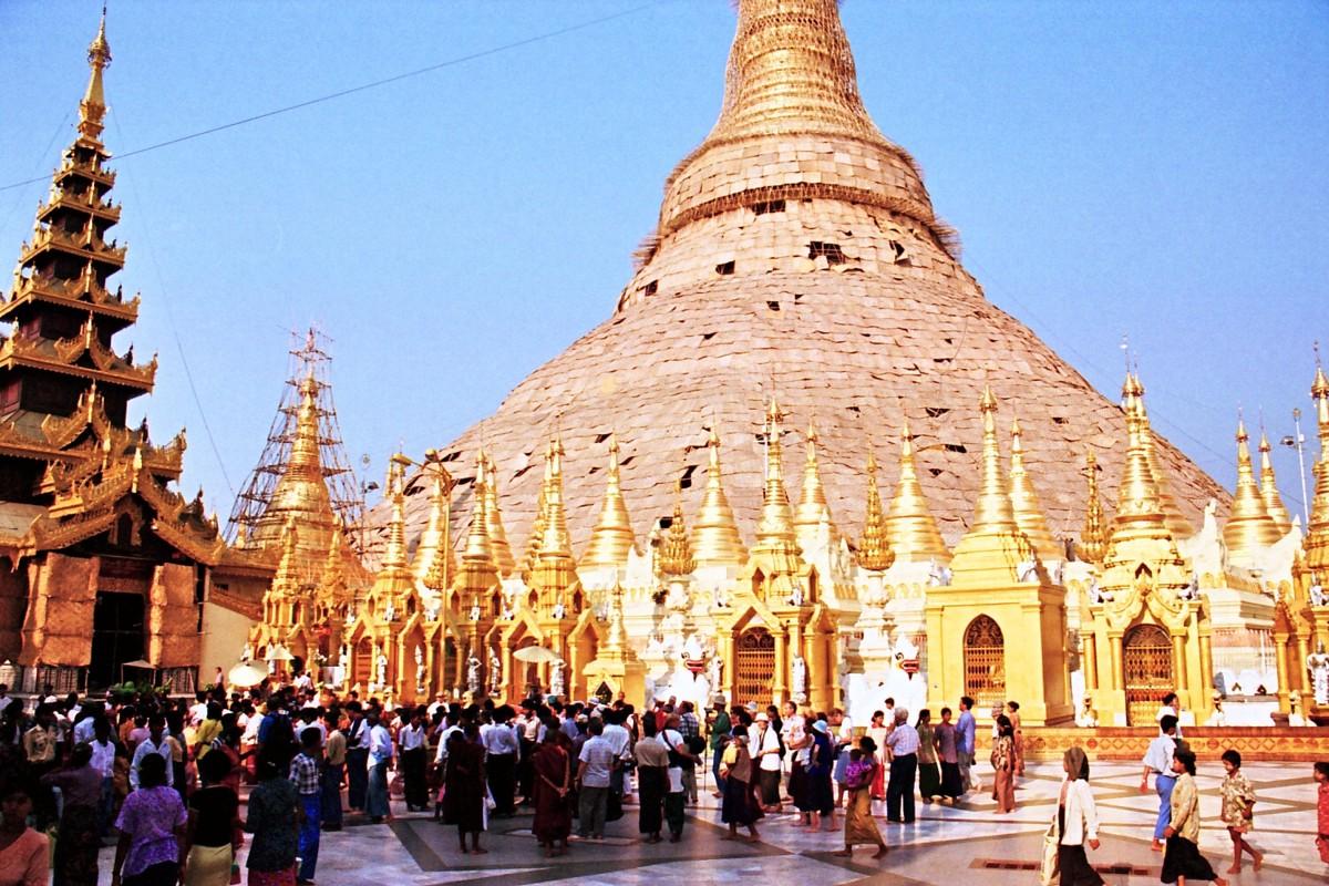 Fiche média no. 53503 YANGON, pagode SHWEDAGON – Pendant les travaux de restauration, les étages inférieurs et « la cloche » sont protégés par des nattes. La dernière restauration remonte à 1970