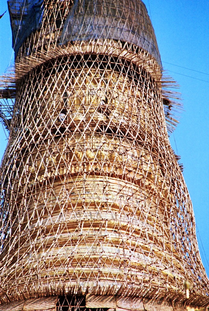 YANGON, pagode SHWEDAGON – L'utilisation du bambou pour les échaffaudages permet de suivre, au plus prés, la forme du monument 