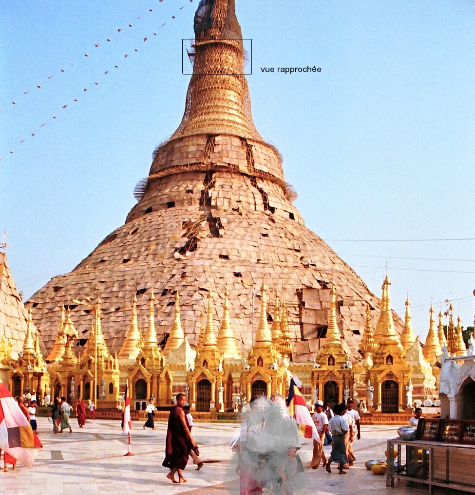Fiche média no. 53504 YANGON, pagode SHWEDAGON – Pendant les travaux de restauration, les étages inférieurs et « la cloche » sont protégés par des nattes. La dernière restauration remonte à 1970