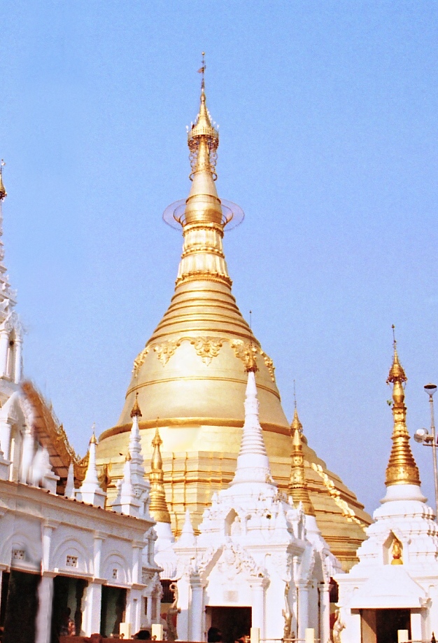Fiche média no. 53508 YANGON, pagode SHWEDAGON – Le stupa de la pagode Naungdawgyi, érigé au XVIe au pied du stupa principal, en est le modèle réduit (échelle ¼ environ)