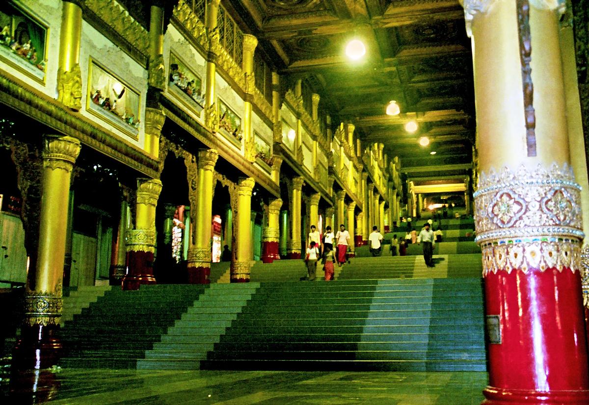 Fiche média no. 53502 YANGON, pagode SHWEDAGON – Quatre escaliers couverts (aux quatre points cardinaux) donnent accés à la plateforme du sanctuaire, ici l'escalier nord